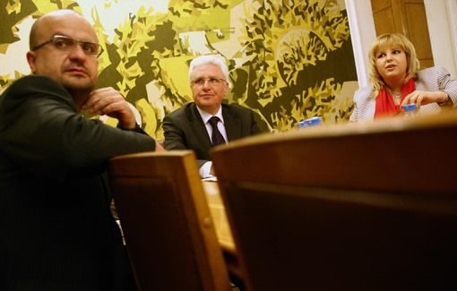 Шефът на комисията, разследваща изявленията на Йосич, Христо Бисеров и колегите му Мария Капон (независим депутат) и Камен Костадинов (ДПС)<br />
