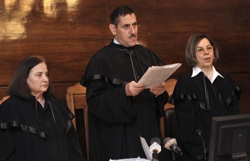 Председателят на ВАС Константин Пейчев докато произнася решението (по средата). От двете му страни са Цветана Сурлекова и Мария Костов.