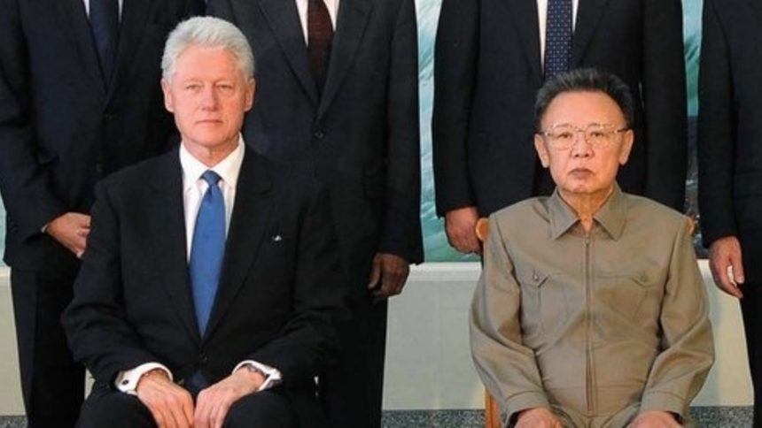 Бил Клинтън и Ким Чен Ир позират за снимка в Пхенян<br />