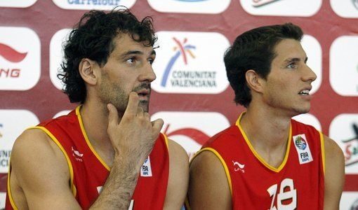 Хорхе Гарбахоса (вляво) отбеляза 14 точки за успеха на Испания