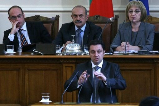 Яне Янев на парламентарната трибуна<br />