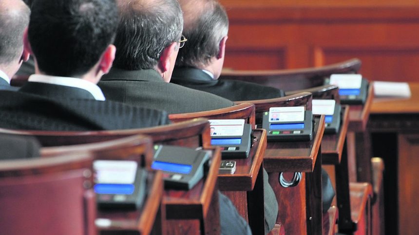 След 19 дни ваканция депутатите започнаха работа със слушане на химна