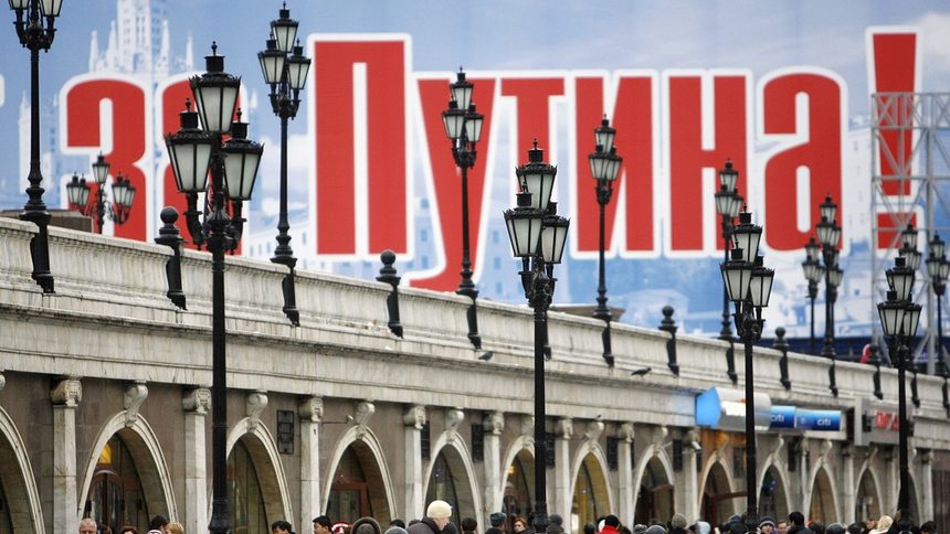 Половината руснаци са убедени, че вече има култ към личността на Путин