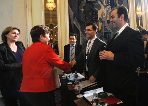 Управителят на БНБ&nbsp;Иван Искров (първият от дясно) и финансовият министър Симеон Дянков (до него) се ръкуват с вицепрезидента на Световната банка Кристалина Георгиева.<br />