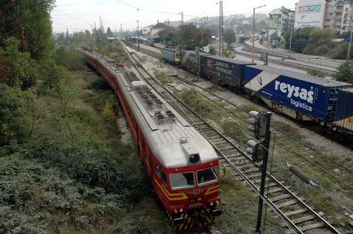 Комбинирани билети влак-автобус и превозване на чуждестранни товарни автомобили по влакове трябва да подобрят икономическото състояние на БДЖ<br />