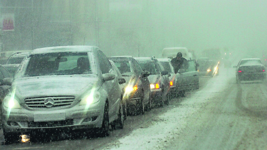 Основни улици в София останаха непочистени, а движението по тях беше невъзможно само половин час след като снегът започна да вали