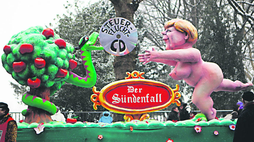 Историята с банковите тайни вдъхнови и традиционния карнавал в Дюселдорф. Канцлерът Меркел беше изобразена като Ева, изкушена със CD-то в Райската градина. Надписът на сценката е "грехопадението"