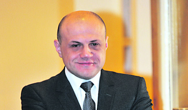 С гласовете на ГЕРБ, "Синята коалиция", "Атака" и трима независими парламентът избра кмета на Габрово Томислав Дончев за министър без портфейл, отговарящ за управление на еврофондовете