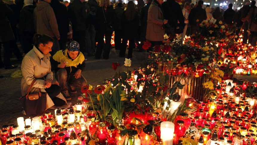 Хиляди поляци се стекоха тази нощ пред президентския дворец във Варшава, за да запалят свещи и да положат цветя в знак на почит към президента Качински и другите жертви на самолетната катастрофа край Смоленск