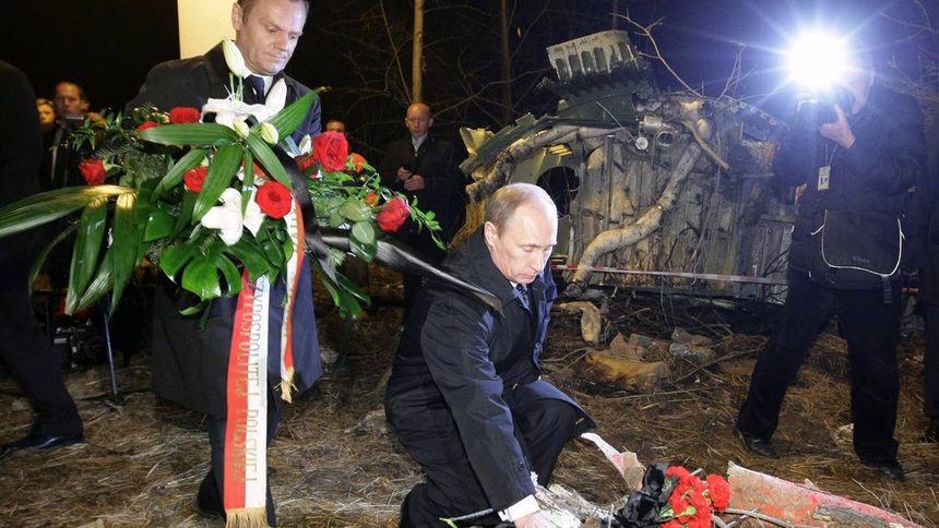 Снощи руският премиер Владимир Путин и полският му колега Доналд Туск положиха цветя на мястото на катастрофата край Смоленск