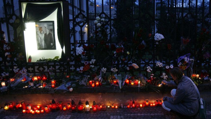 През цялата нощ пред посолствата на Полша в различни страни бяха палени свещи в знак на съпричастност към трагедията. На снимката: посолството в Прага