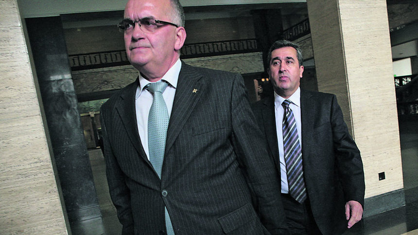 Адвокат на бившия зам.-министър Мустафа (вдясно) е бившият главен секретар на МВР Коста Богацевски (вляво)