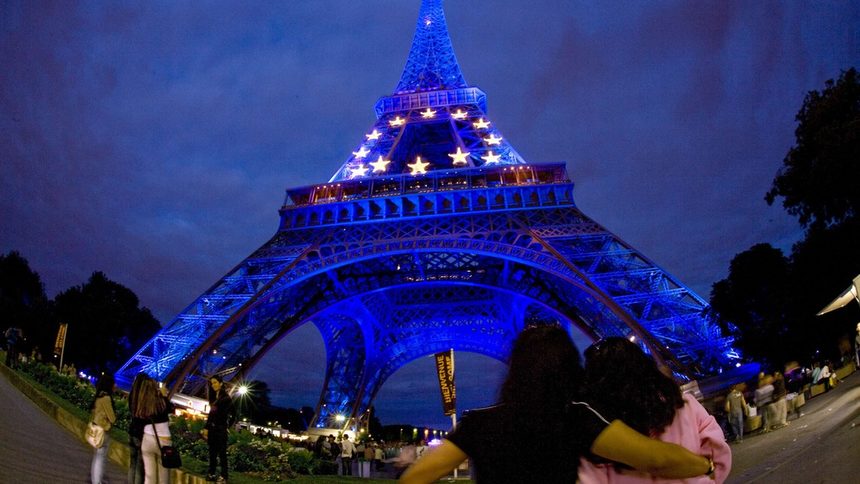 Париж се опитва да спре парти под Айфеловата кула