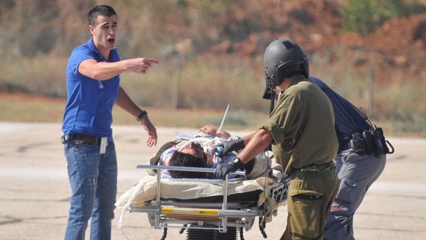 Ранени от операцията тази нощ са прехвърляни от израелските военни към болници в Тел Авив.