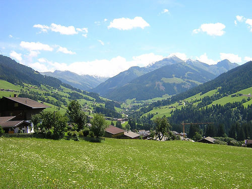 Лятното училище се провежда в планинското село Алпбах в Тирол (на снимката), Австрия.<br />
Снимката се разпространява под лиценза на <a href="http://creativecommons.org/about/">Creative Commons</a>.<br />