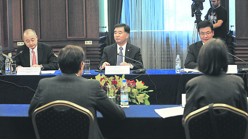 Представителят на провинция Гуандун Ван Ян (в средата) заяви, че Китай има интерес да инвестира в земеделие, енергетика и търговия