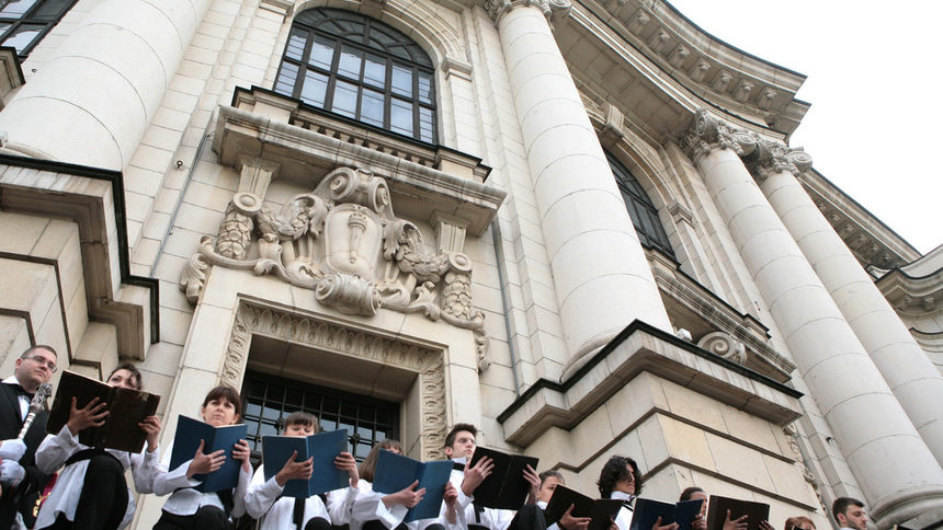 През май студенти и преподаватели от Софийския университет протестираха срещу свиването на бюджета за висше образование и на субсидията на висшето училище