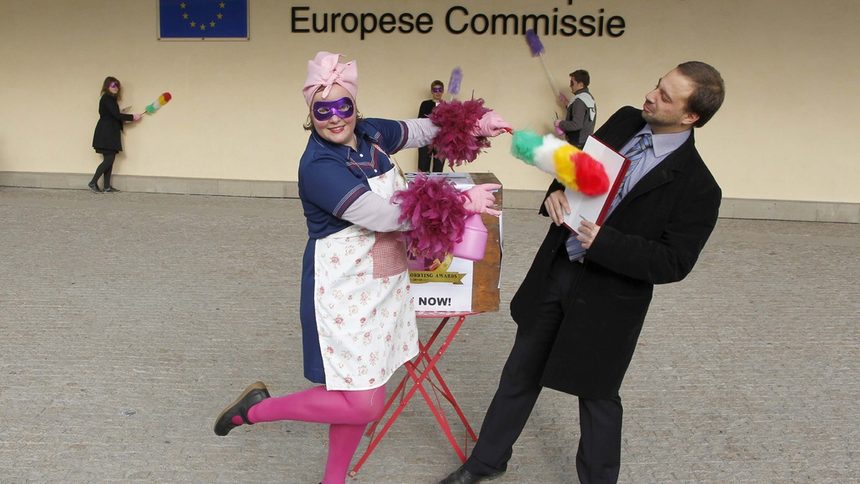 Активистка от "Приятели на Земята" почиства друг активист от организацията, облечен като лобист, пред сградата на Еврокомисията в Брюксел. Акцията се проведе вчера по  повод началото на гласуването за наградите за най-лоши лобисти.<br />