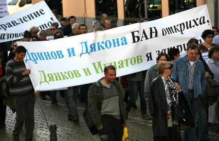 Учени от БАН проведоха мълчалив протест със свещи пред парламента