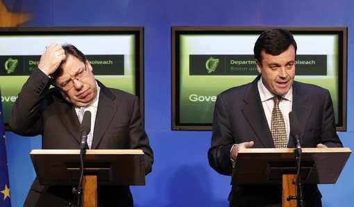 Премиерът на Ирландия Брайън Коуен (ляво) и финансовият министър на  страната Брайън Ленихан<br />
